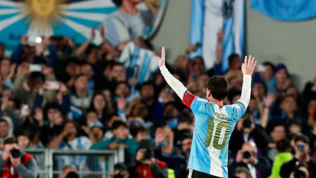 Khoảnh khắc Lionel Messi ngỡ ngàng trong màn tri ân lịch sử ngày chia tay đội tuyển Argentina